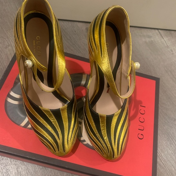 Gucci gold,black,pearl heels.Super edgy and sexy..Size 37, only worn twice. - Picture 2 of 5